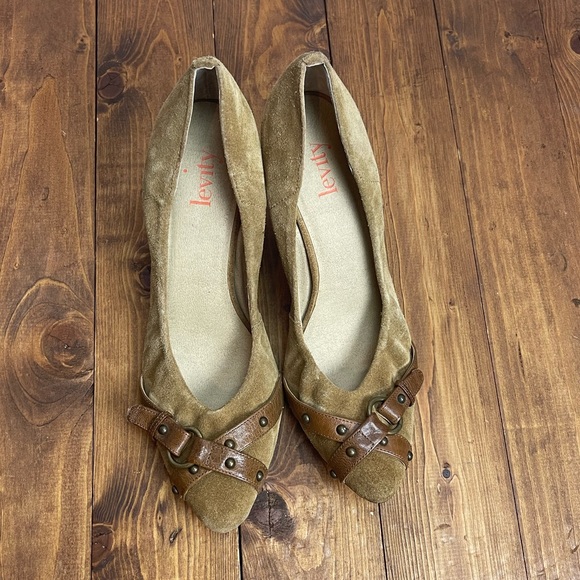 Levity Womens size 9.5M nary heels tan suede - Picture 2 of 9